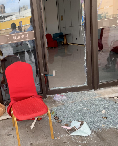 又见售楼部被砸 这次不止是购房者 连中介也动手了