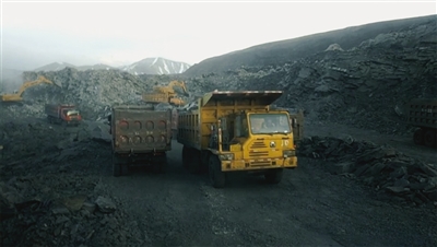 图为聚乎更矿区一井田煤矿非法开采现场。记者 王文志 摄