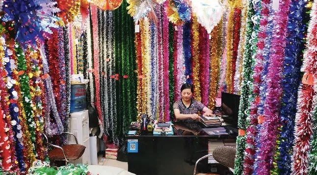 7月11日中午，陈爱玲在自家批发圣诞喜庆用品的商铺内。摄影/本刊记者 杜玮