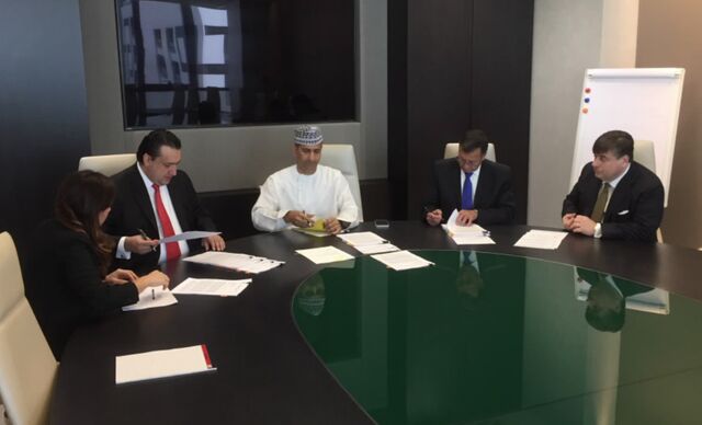 厄瓜多尔官员与阿曼贸易国际首席执行官在迪拜，2016 年 12 月。