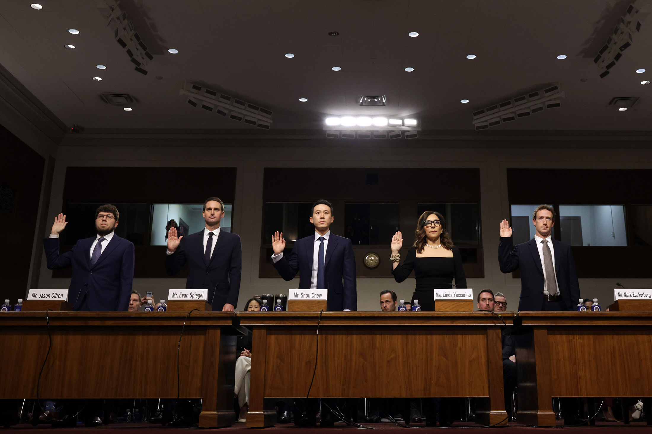 社交媒体公司首席执行官 Jason Citron，Discord 首席执行官；埃文·斯皮格尔 (Evan Spiegel)，Snap 首席执行官；寿子洲，TikTok首席执行官； Linda Yaccarino，X 首席执行官； 1 月 31 日，Meta Platforms 首席执行官马克·扎克伯格在华盛顿参议院司法委员会作证时宣誓就职。