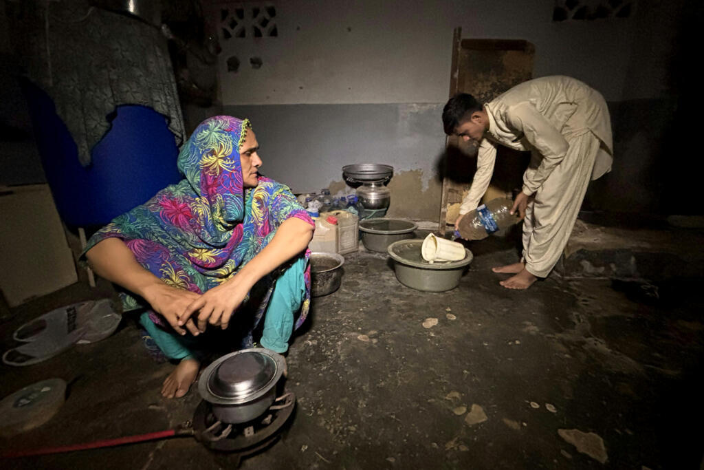 Maryam Suleman（左）和她的儿子 Ahmed Raza 在巴基斯坦都是隐形人，没有身份证件