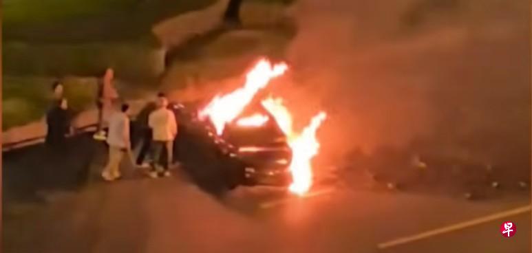 小米SU7型号电动汽车去年10月再发生起火事故，一辆小米SU710月13日凌晨在四川成都起火，驾驶员被困车内不幸身亡。多名路人试图救人却未能打开车门，隐藏式车门把手设计再度引发争议。（互联网）