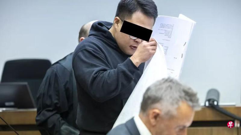 德国留学生蒋中懿今年4月因谋杀未遂、强奸等罪行被判入狱11年三个月，他在慕尼黑法院接受审判时试图遮掩面部。（互联网）